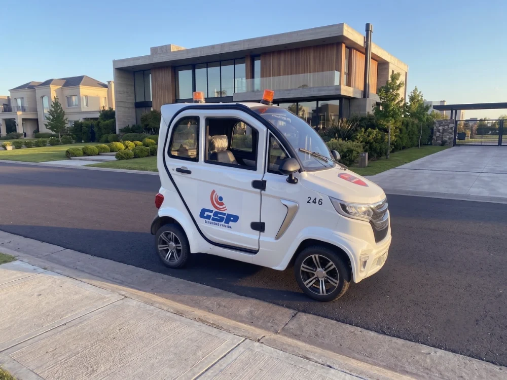 Móvil eléctrico de patrullaje GSP recorriendo las calles de un barrio privado