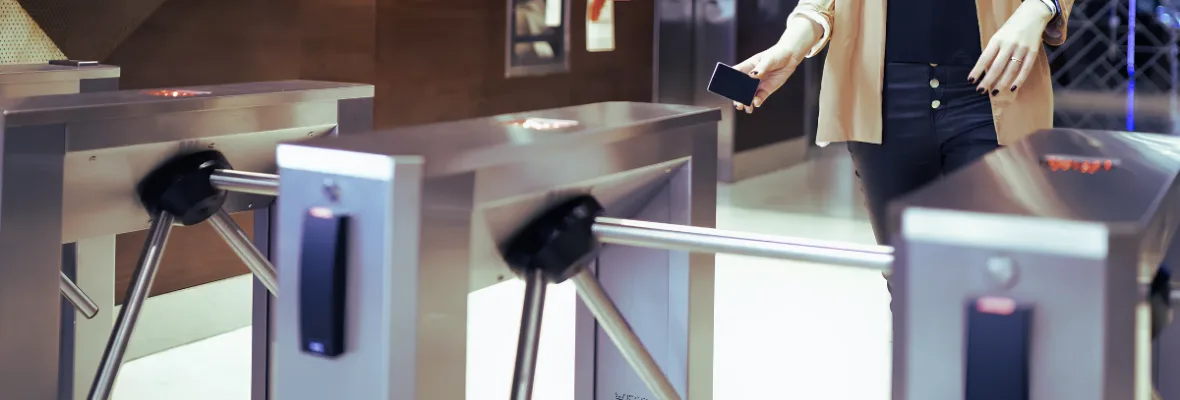Persona ingresando por molinete con control de acceso electrónico