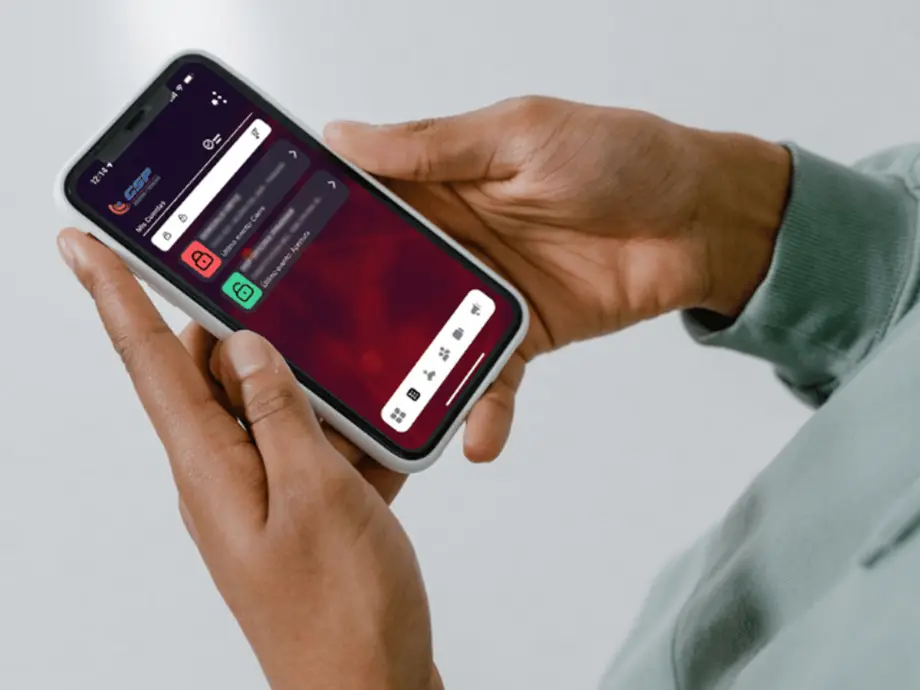 Persona controlando su alarma GSP desde la app en el celular, con armado y desarmado remoto de la central DSC
