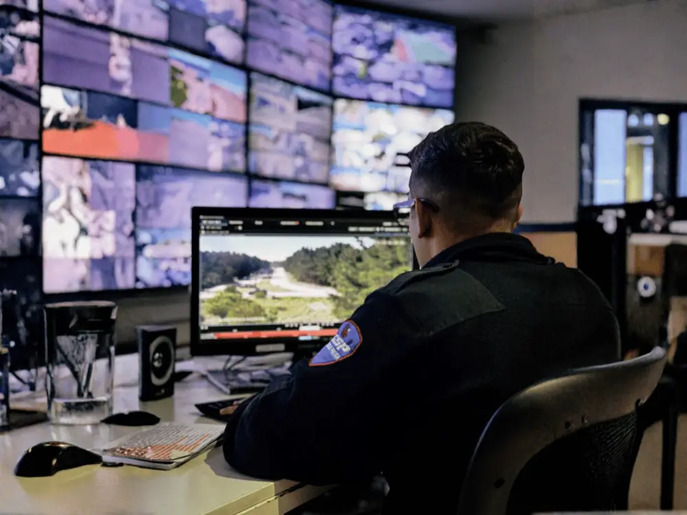 Operador de seguridad GSP monitoreando cámaras en central operativa 24/7